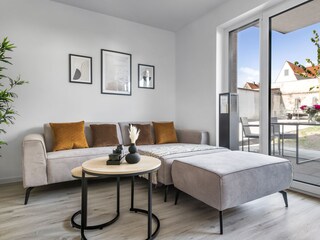 gemütliche Couch mit Blick auf die Terrasse