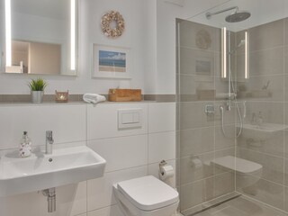 Badezimmer mit ebenerdiger Dusche