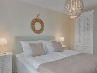 1.Schlafzimmer mit großem Kleiderschrank