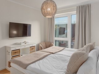 1.Schlafzimmer mit TV