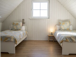 Schlafzimmer mit zwei Einzelbetten