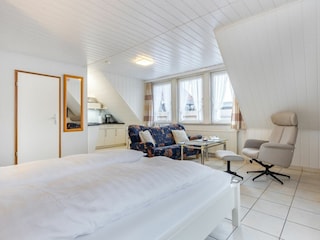 Wohnzimmer mit Doppelbett