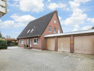 Hinterhof-Parkplätze am Nachbarhaus