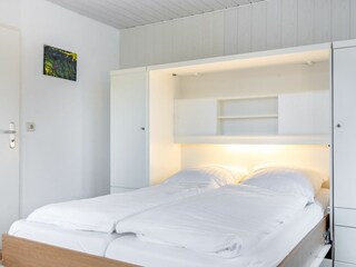 Wohnzimmer mit Schrank-Doppelbett