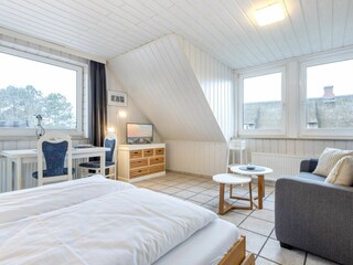 Wohnzimmer mit Schrank-Doppelbett