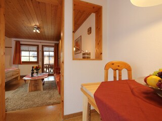 Essecke mit Blick ins Wohn-/Schlafzimmer