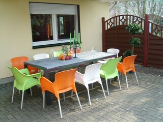 Terrasse mit 10 Stühlen