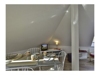 Esstisch im Sonnenschein