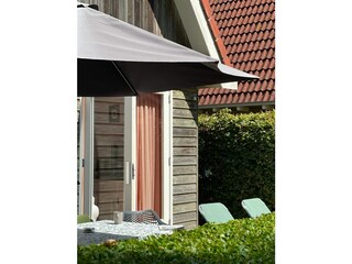 Sonnenschirm und Liegestühle