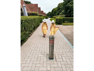 Weg entlang der Ferienhäuser