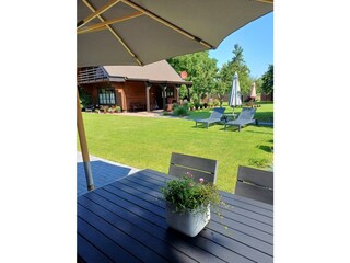 Terrasse und Liegewiese