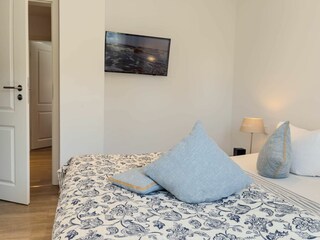 Schlafzimmer 1 mit TV
