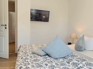 Schlafzimmer 1 mit TV