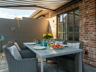 Terrasse mit Gartenmöbeln
