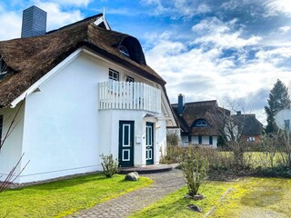 Eingangstür mit Parkplatz