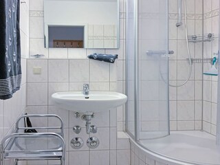 Bad mit Dusche und Waschbecken
