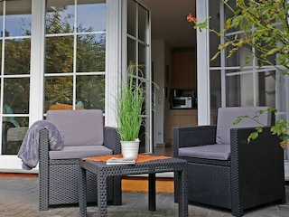 Terrasse mit Gartenmöbeln