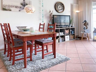 Essbereich mit großem Tisch und 4 Stühlen