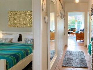 Blick ins Schlafzimmer und Wohnbereich