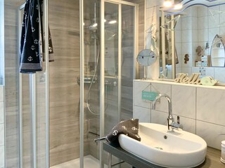 Bad mit Dusche und Waschbecken