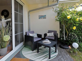 schöne Terrasse mit Garten