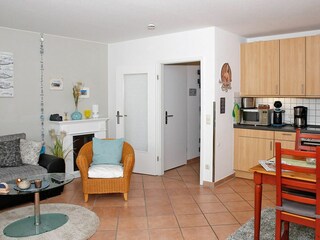 Küchenzeile und gemütlicher Sessel