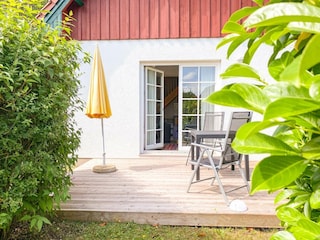 Sonnenschirm und Stühle