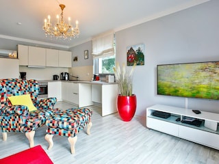 Wohnzimmer-mit-Sicht-auf-TV-und-Kueche