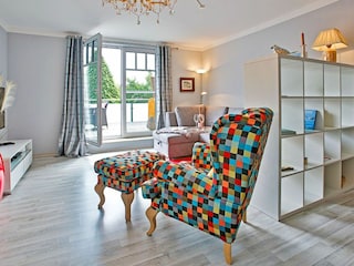 Wohnzimmer-mit-Sicht-auf-den-Balkon