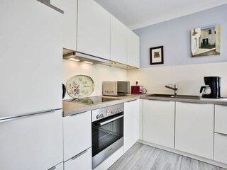 Küche mit Spülmaschine und Backofen