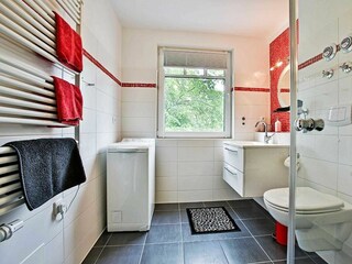 Bad mit Fussbodenheizung und Waschmaschine