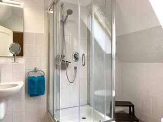 Bad mit Dusche und WC