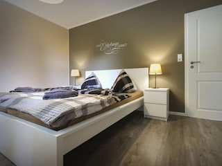 Das Elternschlafzimmer mit Doppelbett