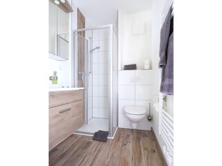 Das moderne Badezimmer mit bodengleicher Dusche