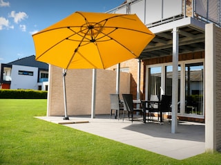 Private Süd-Terrasse mit direktem Zugang zum Garten