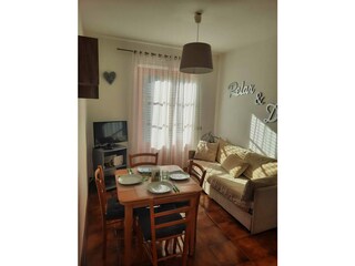 Wohn-/ Esszimmer mit ausziehbarer Schlafcouch