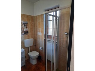 Freundliches Bad mit Dusche und Fenster