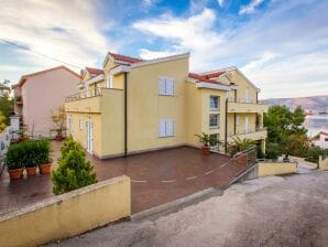 Apartments Luna with Pool - Classic A4 with private Whirlpool - Okrug Donji - image1