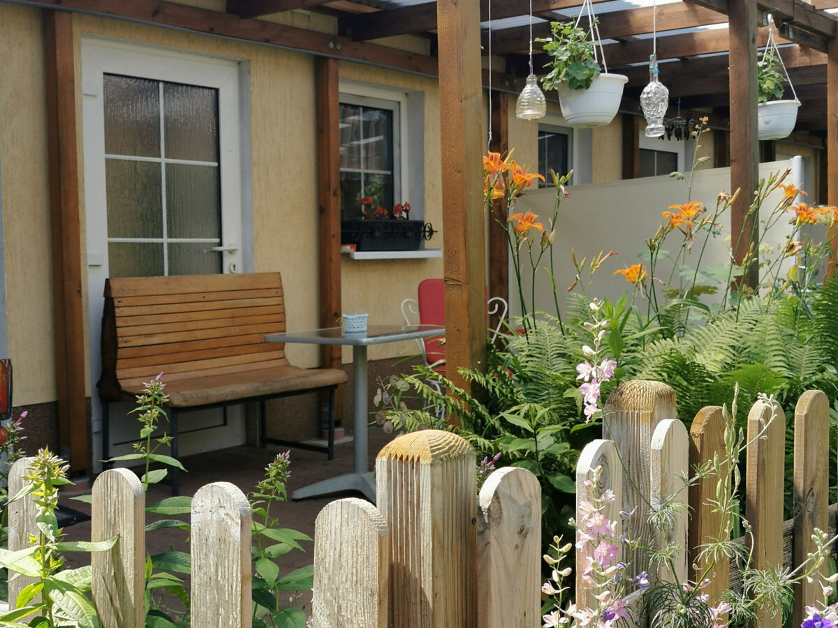 Terrasse mit kleinem Bauerngarten