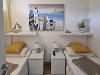 Schönes Schlafzimmer mit 2 Betten  und TV
