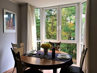 Küche mit Blick in den Wald