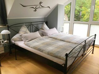 Schlafzimmer mit Waldblick