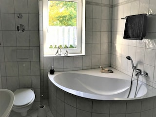 Badezimmer mit Eckbadewanne und seperater Dusche