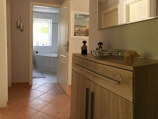 Flur mit Blick ins Bad