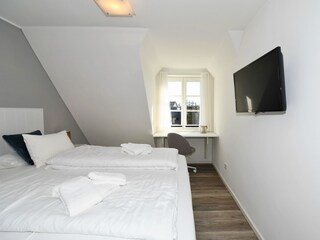 Schlafzimmer 1 mit Doppelbett & Arbeitsplatz OG