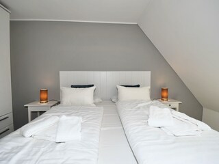 Schlafzimmer 1 mit Doppelbett & Arbeitsplatz OG
