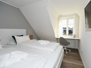 Schlafzimmer 1 mit TV & Arbeitsplatz