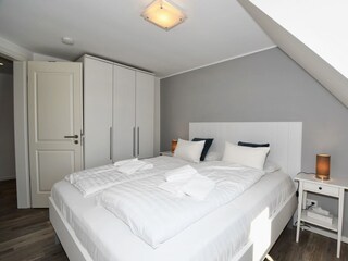 Schlafzimmer 1 mit TV & Arbeitsplatz OG