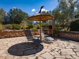 Terrasse mit Holzkohle Grill