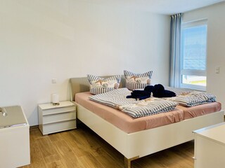 1. Schlafzimmer mit Doppelbett u. Kommode